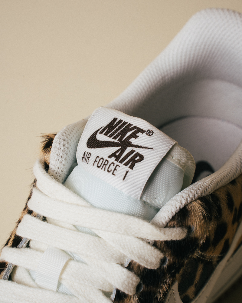 Nike Air force 1 leoard print vue de profil